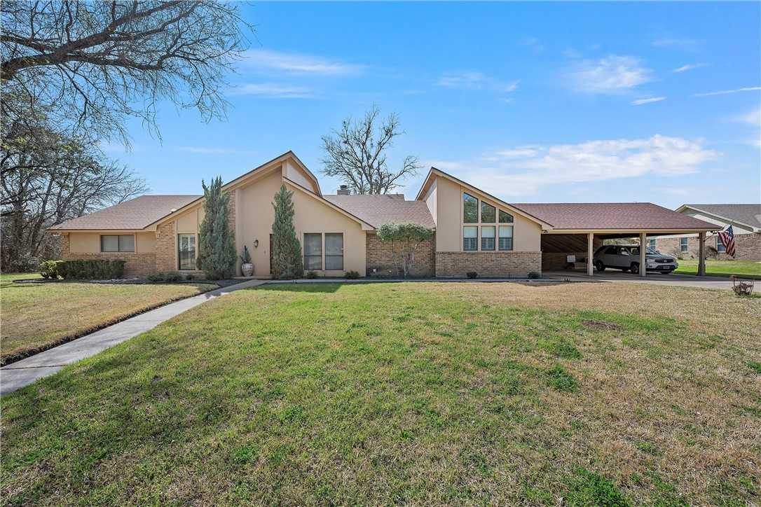 photo 1: 319 Bluebonnet Circle, McGregor TX 76657