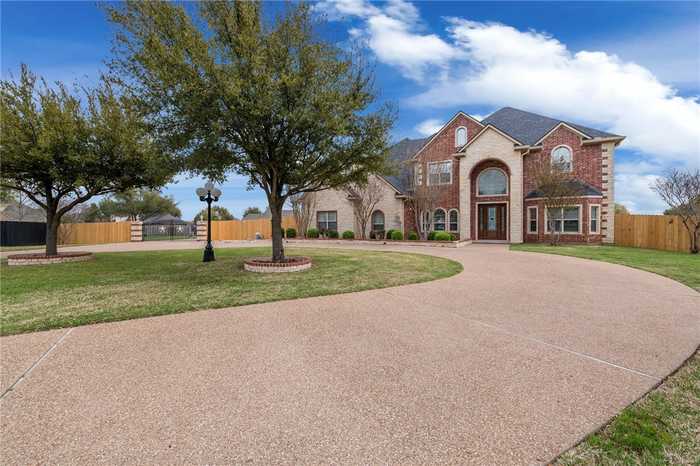 photo 2: 1040 Park Ridge Circle, McGregor TX 76657