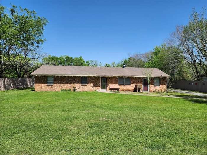 photo 1: 513 Henderson Boulevard, Groesbeck TX 76642