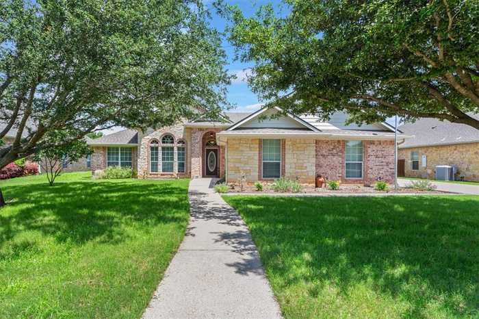 photo 1: 933 Queen Elizabeth Street, McGregor TX 76657