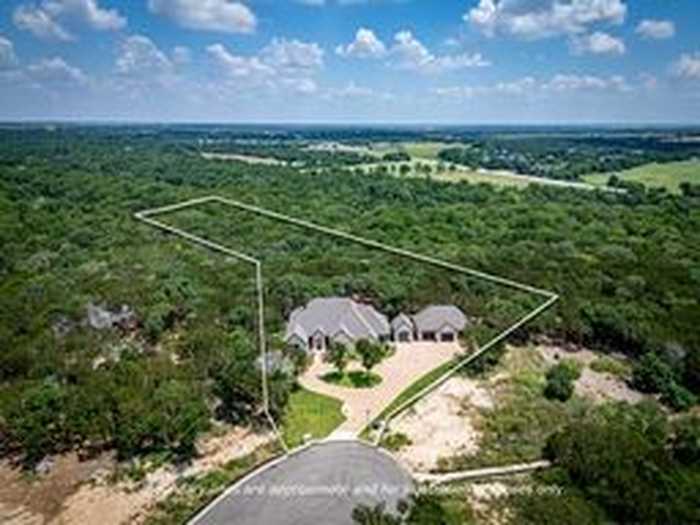 photo 1: 1136 Queen Elizabeth Drive, McGregor TX 76657