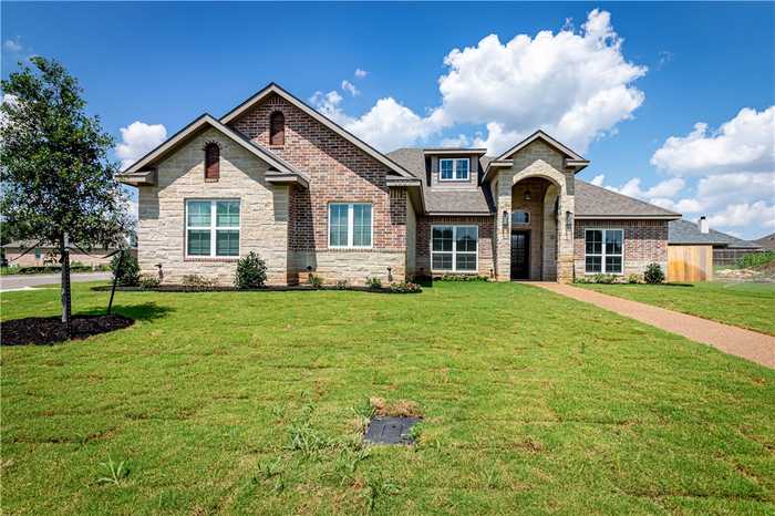 photo 1: 1037 Queen Elizabeth Drive, McGregor TX 76657