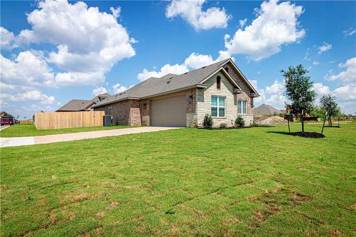 photo 2: 1037 Queen Elizabeth Drive, McGregor TX 76657