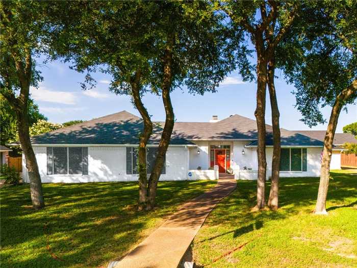 photo 2: 121 Lost Oaks Drive, Waco TX 76705