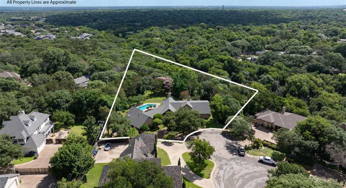 photo 2: 2924 Deerwood Drive, Waco TX 76710