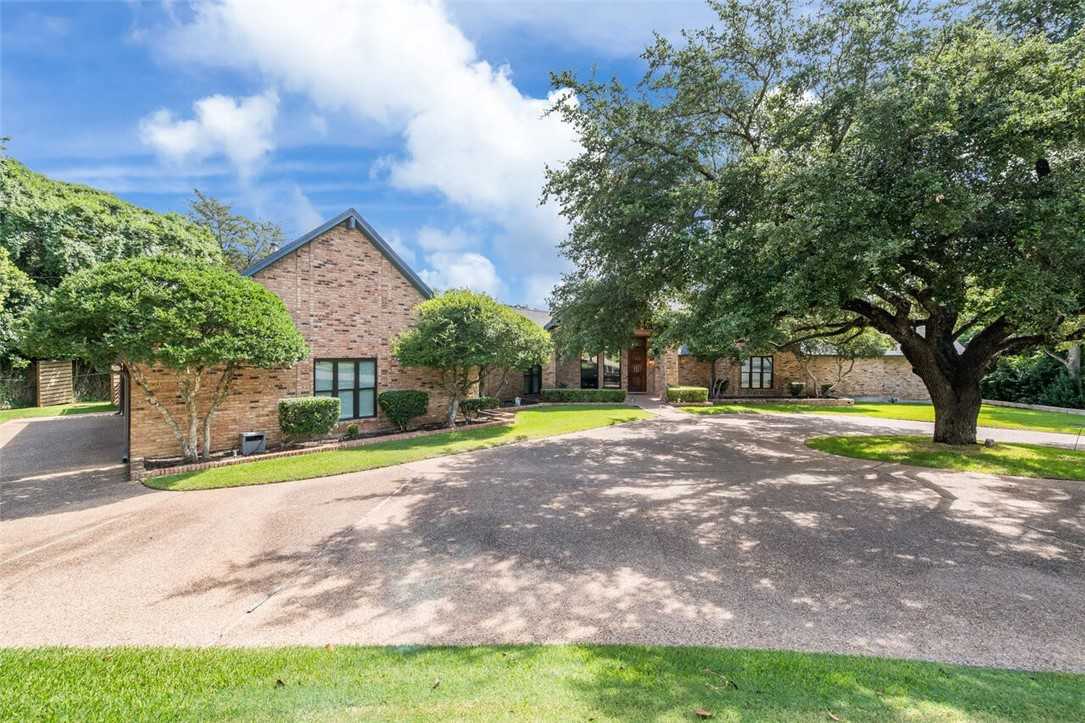 photo 3: 2924 Deerwood Drive, Waco TX 76710