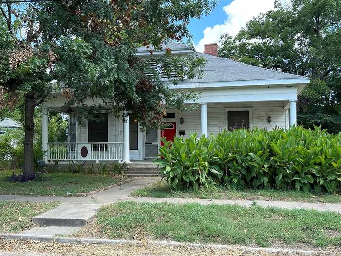 photo 1: 621 Chambers Street, Marlin TX 76661