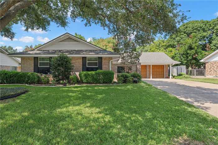 photo 1: 5724 Lakemont Circle, Waco TX 76710