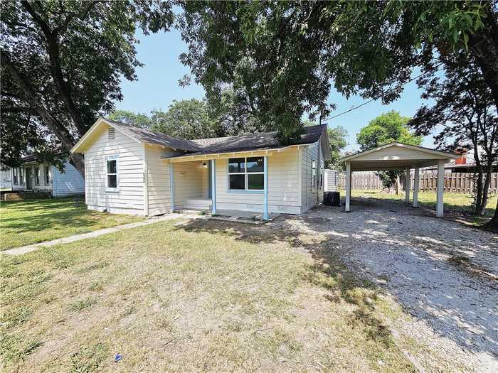 photo 2: 207 S Dallas Street, Groesbeck TX 76642