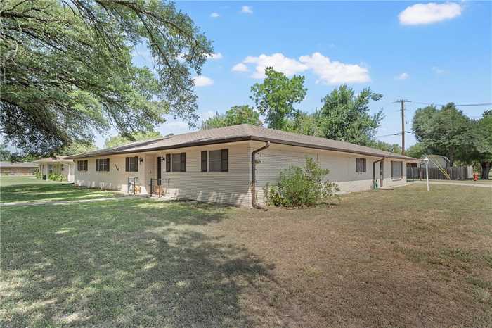 photo 2: 524 E Avenue D Avenue, Rosebud TX 76570