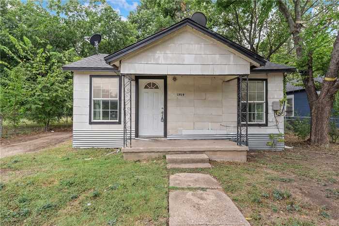 photo 1: 1919 S 21st Street, Waco TX 76706