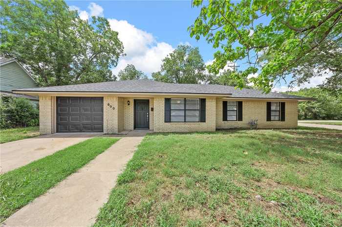 photo 1: 800 Chambers Street, Marlin TX 76661