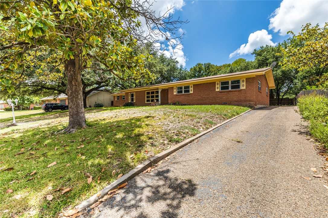 photo 3: 2324 Wooded Acres Drive, Waco TX 76710