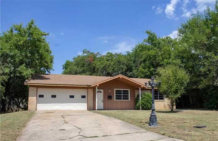 photo 1: 125 Royal Drive, Marlin TX 76661