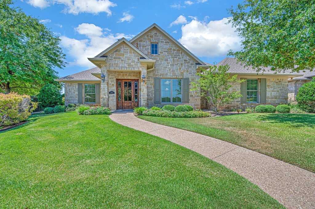 photo 1: 1400 Ridgewood Drive, Waco TX 76710