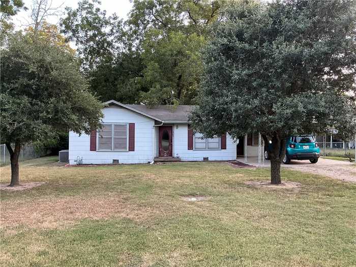 photo 1: 404 E Navasota Street, Groesbeck TX 76642