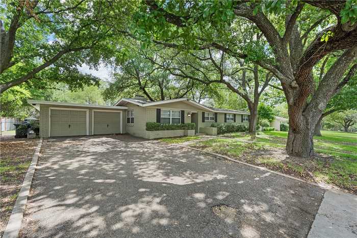 photo 2: 1717 Royal Oaks Drive, Waco TX 76710