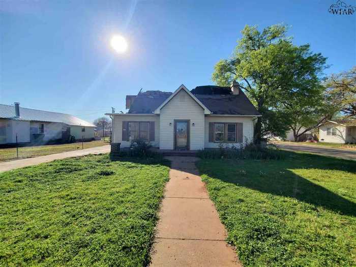 photo 2: 311 AVENUE C, Electra TX 76360