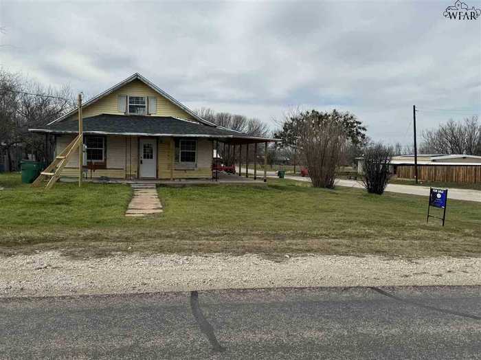 photo 2: 915 N BRIDGE STREET, Henrietta TX 76365