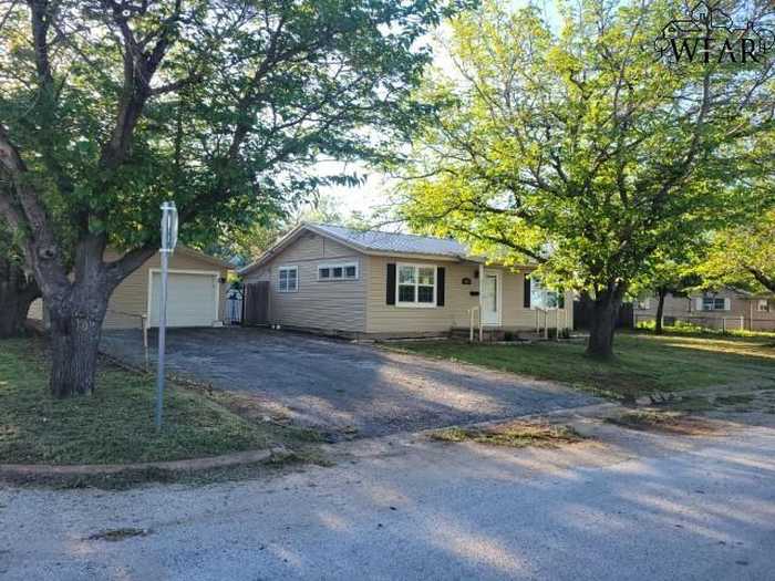 photo 1: 402 S RED RIVER STREET, Henrietta TX 76365