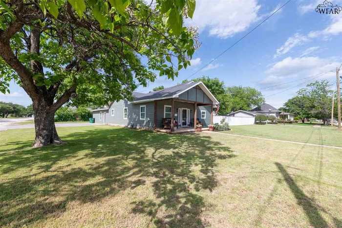 photo 2: 304 E SPRING STREET, Henrietta TX 76365