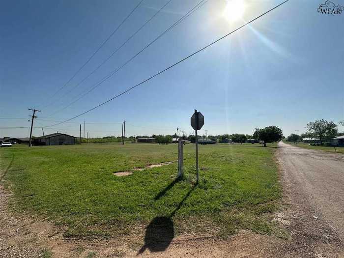 photo 2: 201 E LINCOLN AVENUE, Electra TX 76360