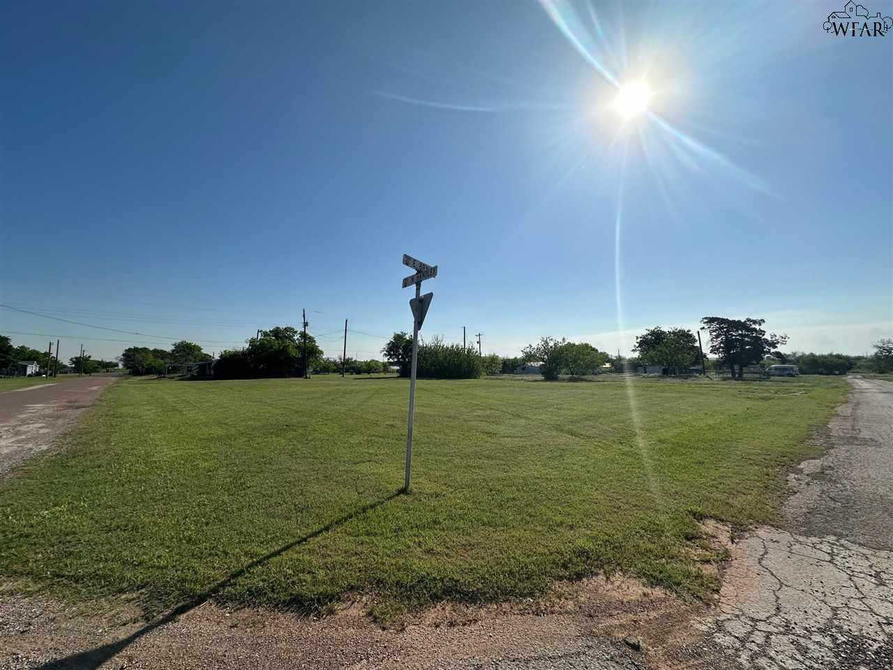 photo 2: 901 E BRYAN AVENUE, Electra TX 76360