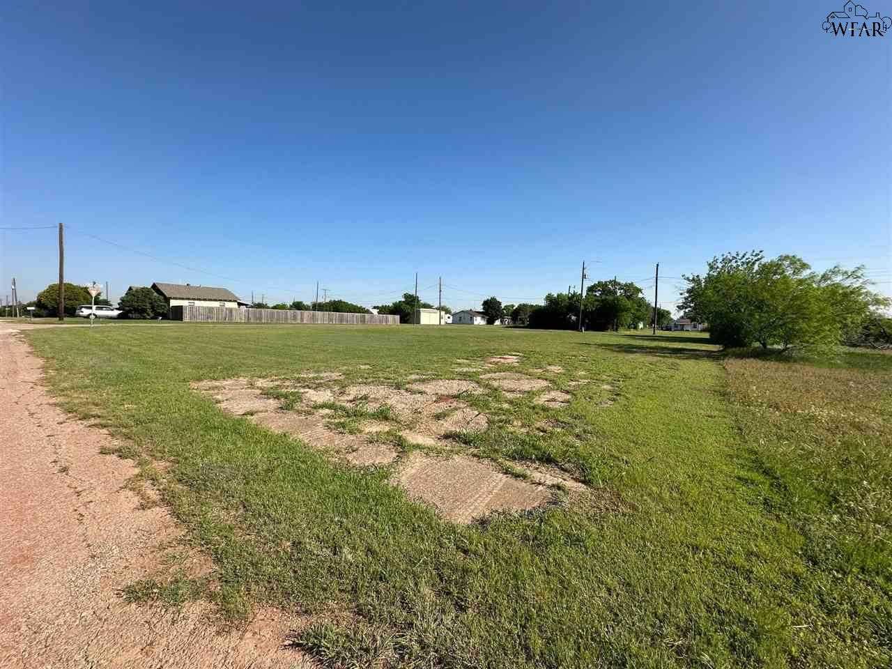 photo 3: 903 E BRYAN AVENUE, Electra TX 76360