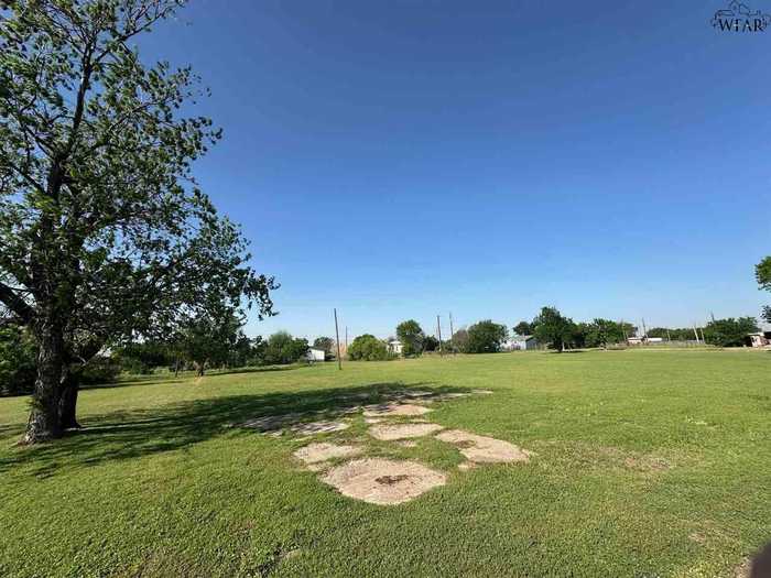 photo 1: 906 E GARRISON AVENUE, Electra TX 76360