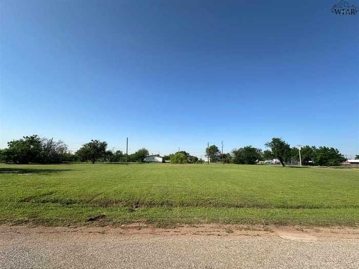 photo 2: 906 E GARRISON AVENUE, Electra TX 76360