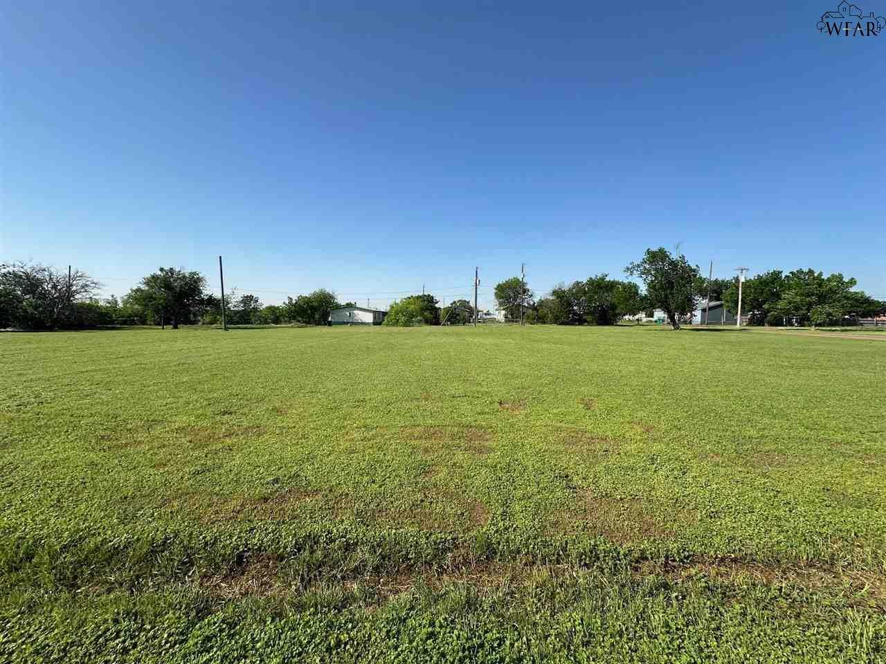 photo 1: 806 E GARRISON AVENUE, Electra TX 76360