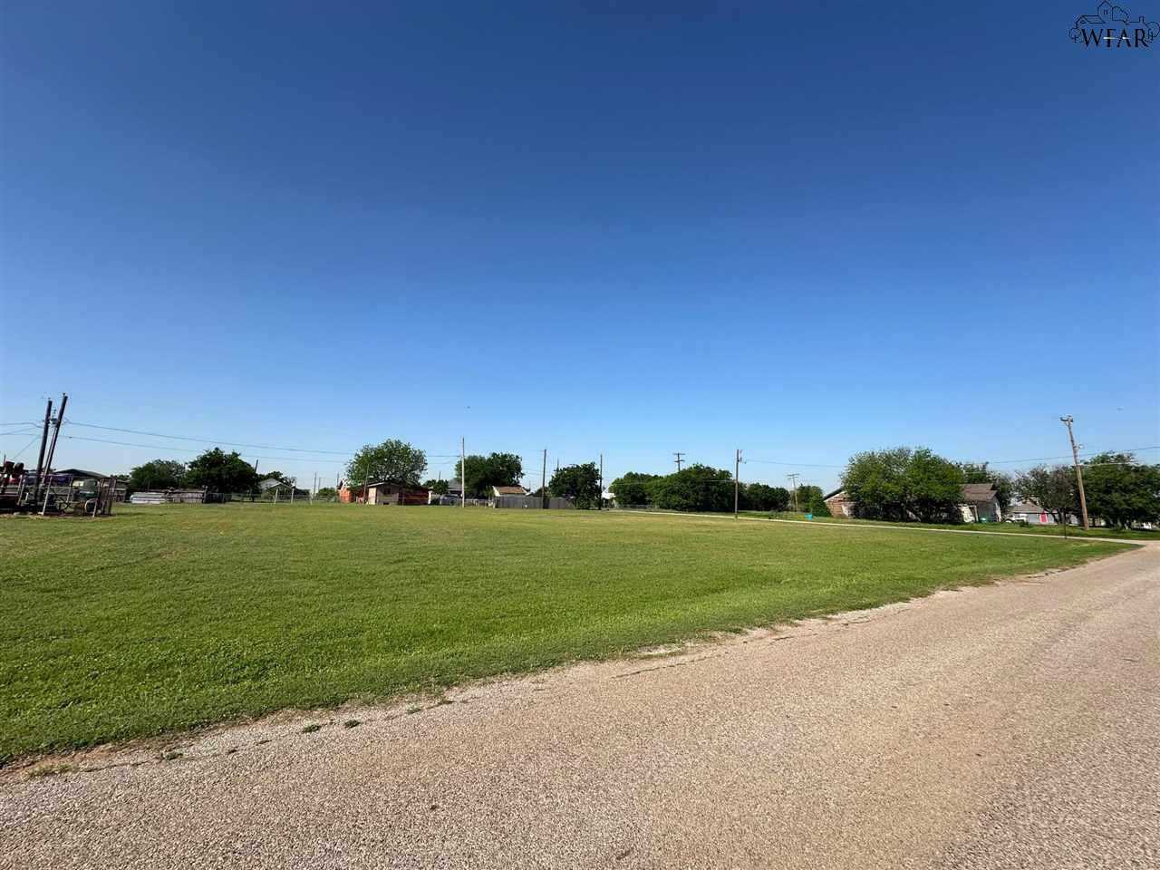 photo 2: 806 E GARRISON AVENUE, Electra TX 76360