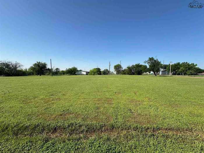 photo 1: 804 E GARRISON AVENUE, Electra TX 76360