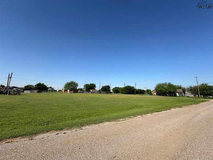 photo 2: 804 E GARRISON AVENUE, Electra TX 76360