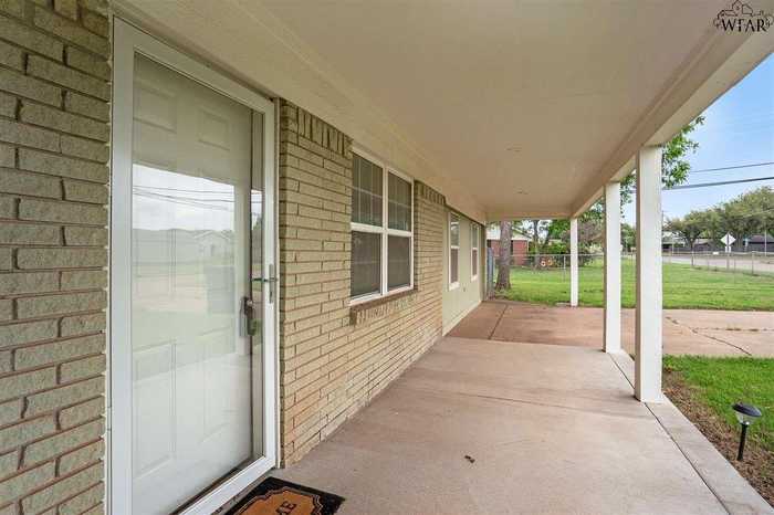 photo 2: 900 N 4TH STREET, Iowa Park TX 76367