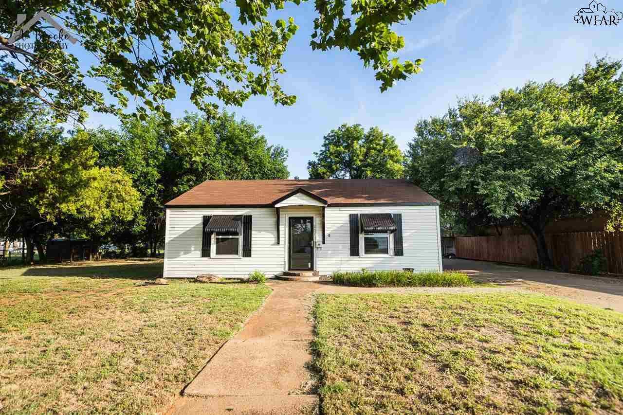 photo 1: 607 E CASH STREET, Iowa Park TX 76367