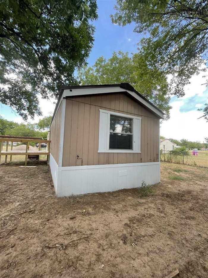 photo 1: 807 E COMMERCE STREET, Henrietta TX 76365