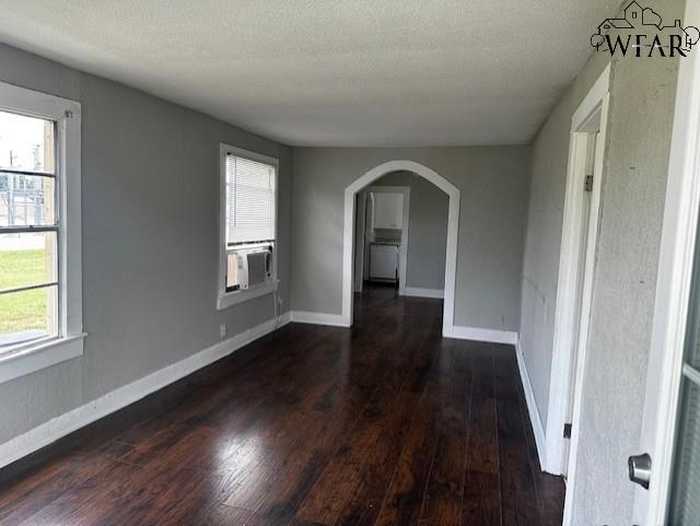 photo 2: 309 E MAGNOLIA AVENUE, Iowa Park TX 76367