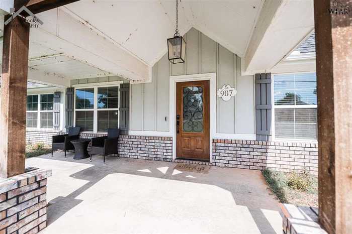 photo 2: 907 N JACKSON AVENUE, Iowa Park TX 76367